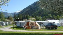 Camping mitten im Dorf gelegen zum Badesee und Seilbahn nur 250 Meter